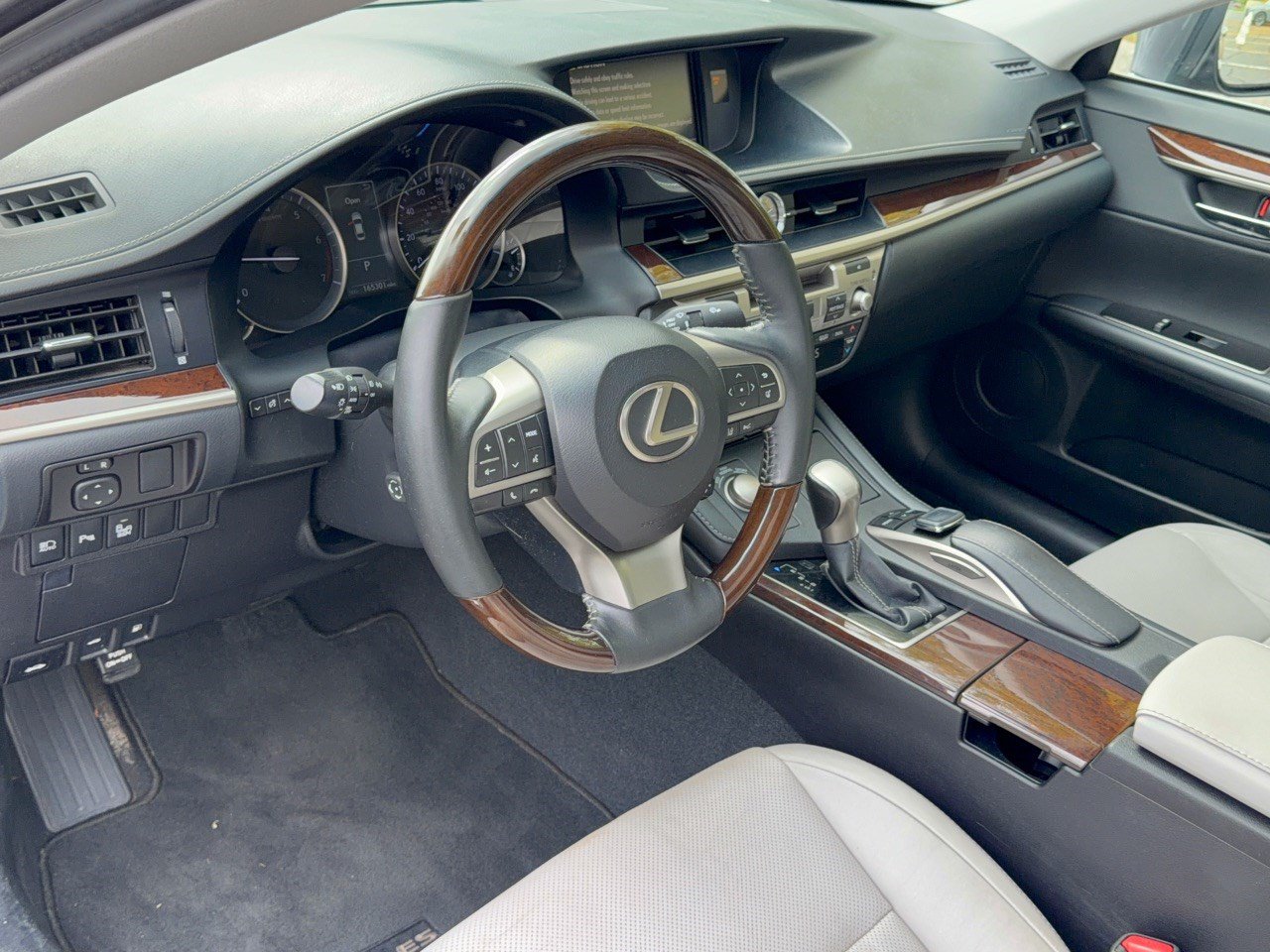 Used 2016 Lexus ES 350 w/ Luxury Package w/Wood Trim FWD image 4