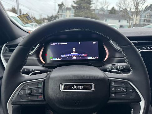 Used 2024 Jeep Grand Cherokee Altitude image 17