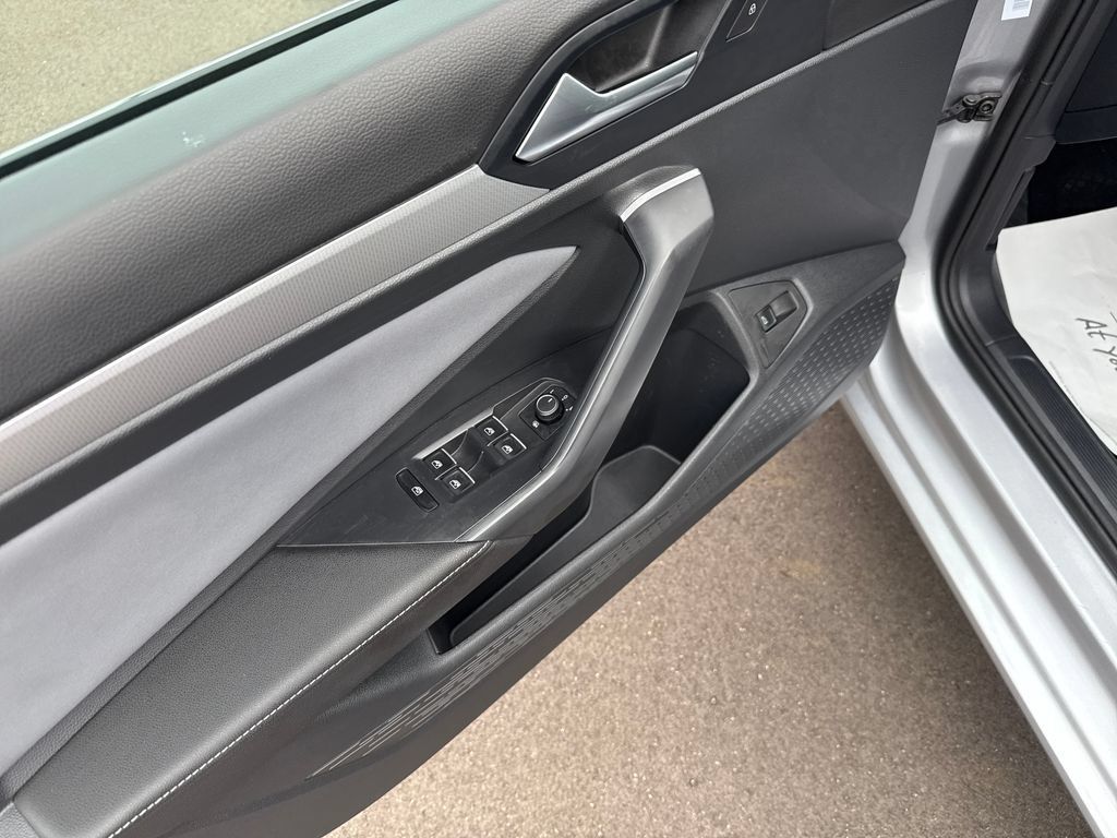 Used 2025 Volkswagen Jetta SE FWD image 11