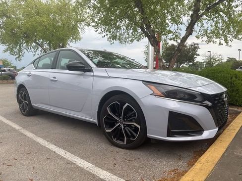 Used 2024 Nissan Altima 2.5 SR w/ SR Premium Package AWD/4WD image 2
