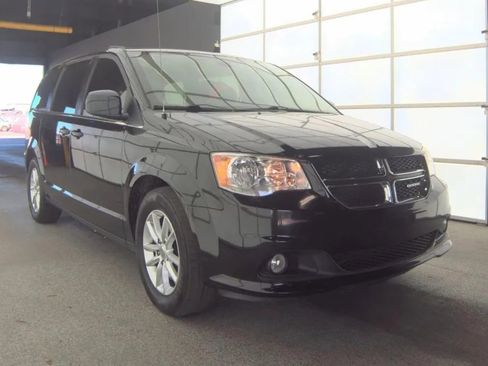 Used 2019 Dodge Grand Caravan SXT image 2