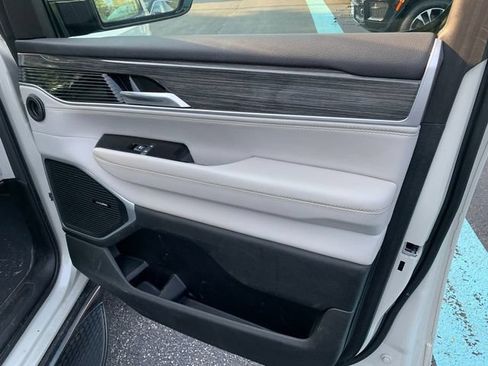 Used 2022 Jeep Wagoneer Series III w/ Rear Seat Video Group 1 AWD/4WD image 12