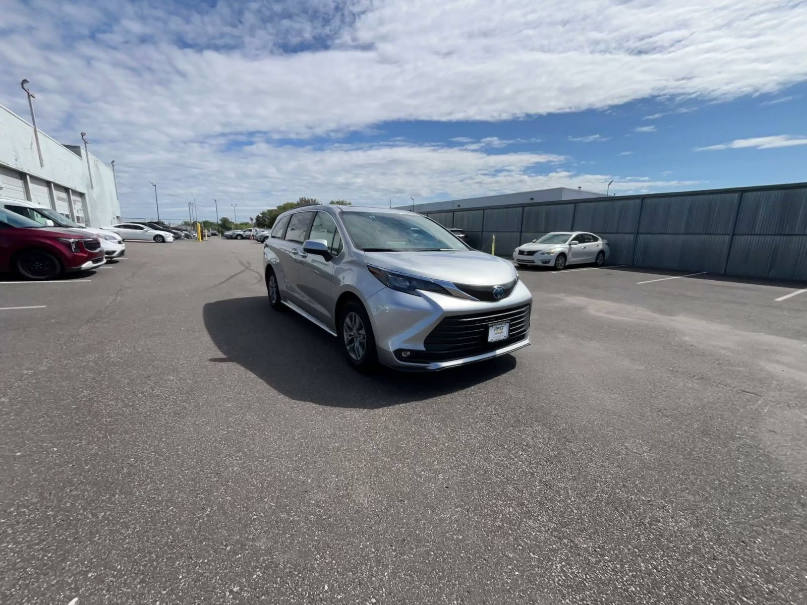 Used 2025 Toyota Sienna XLE FWD image 3