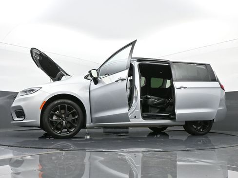 Used 2023 Chrysler Pacifica Limited w/ S Appearance Package image 59