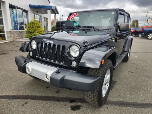 Used 2015 Jeep Wrangler Unlimited Sahara w/ Connectivity Group AWD/4WD image 5