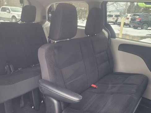 Used 2018 Dodge Grand Caravan SE w/ UConnect Hands-Free Group image 25
