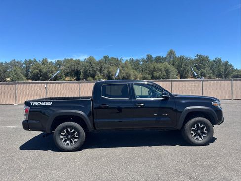 Used 2021 Toyota Tacoma TRD Off-Road w/ Technology Package AWD/4WD image 4