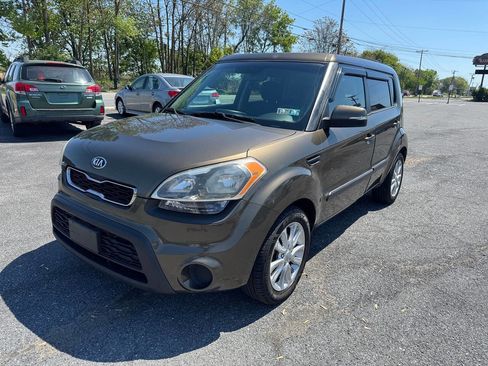 Used 2013 Kia Soul + FWD image 2