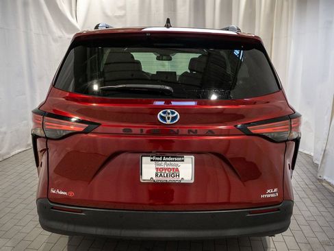 Used 2021 Toyota Sienna XLE image 5