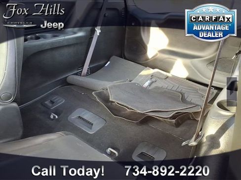 Used 2021 Chrysler Pacifica Limited w/ Uconnect Theater Family Group image 11