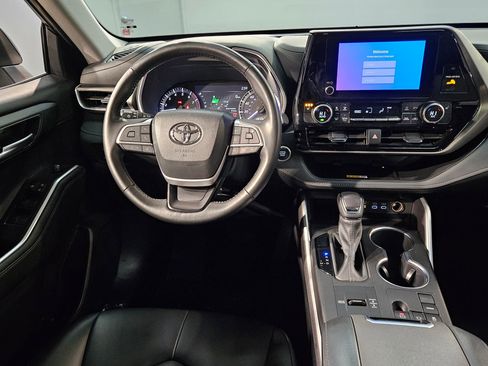 Used 2024 Toyota Highlander XLE image 9