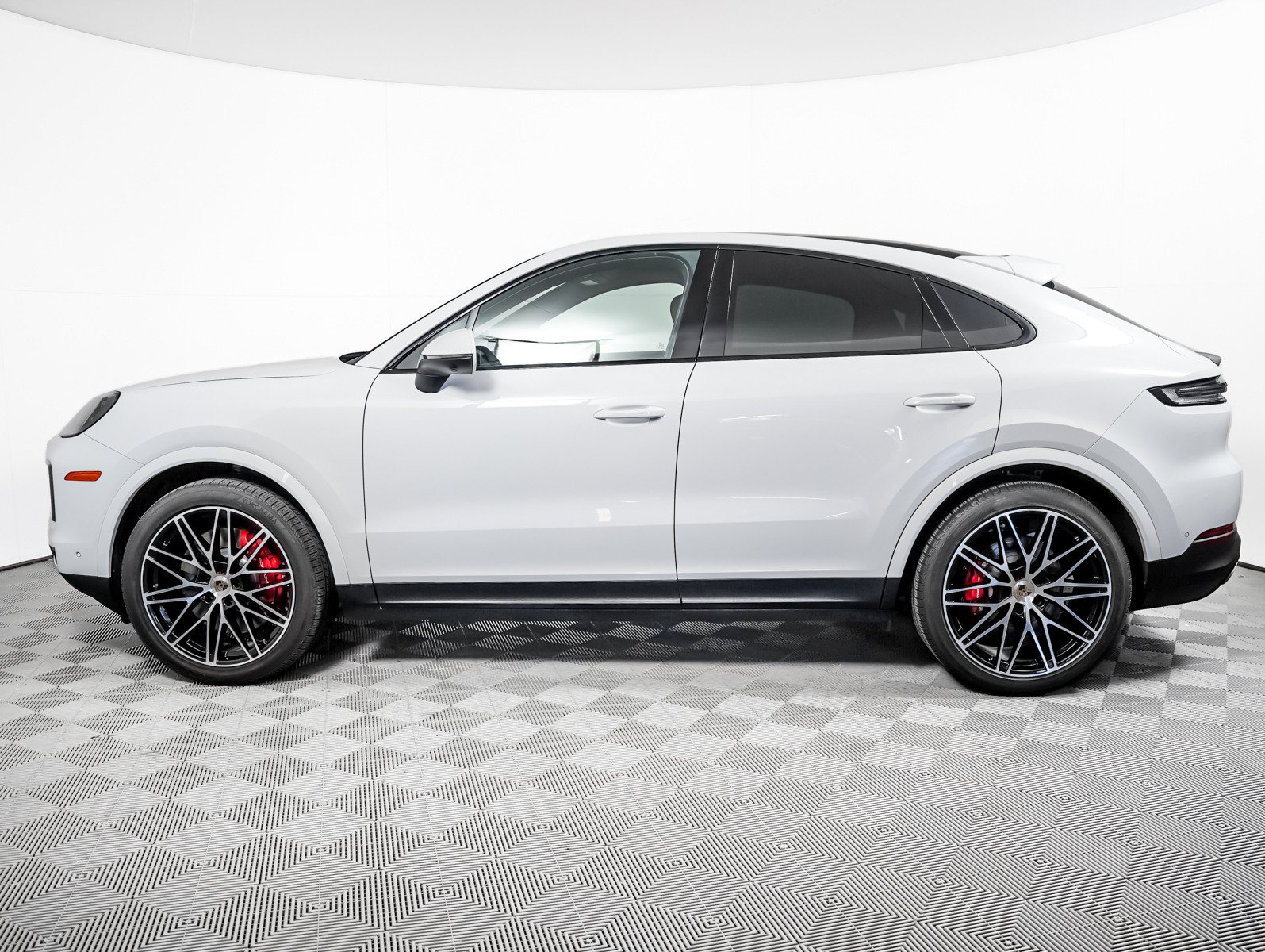 Certified 2024 Porsche Cayenne S w/ Premium Package Plus (PP1) AWD/4WD image 2