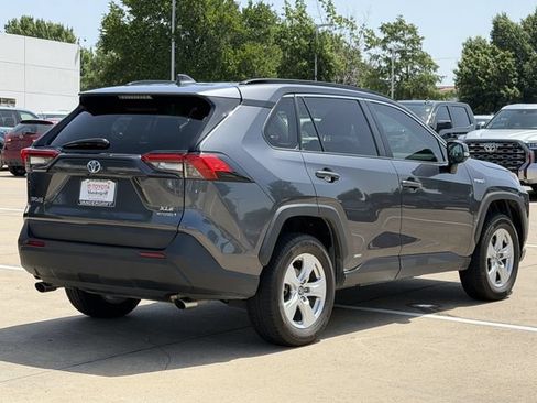 Used 2021 Toyota RAV4 XLE w/ Convenience Package AWD/4WD image 4