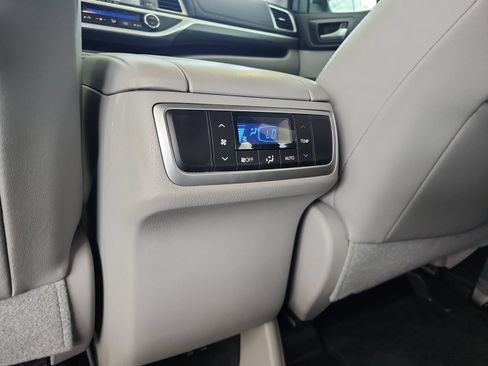Used 2018 Toyota Highlander Limited FWD image 27