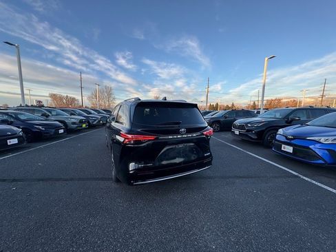 Used 2025 Toyota Sienna Platinum image 2
