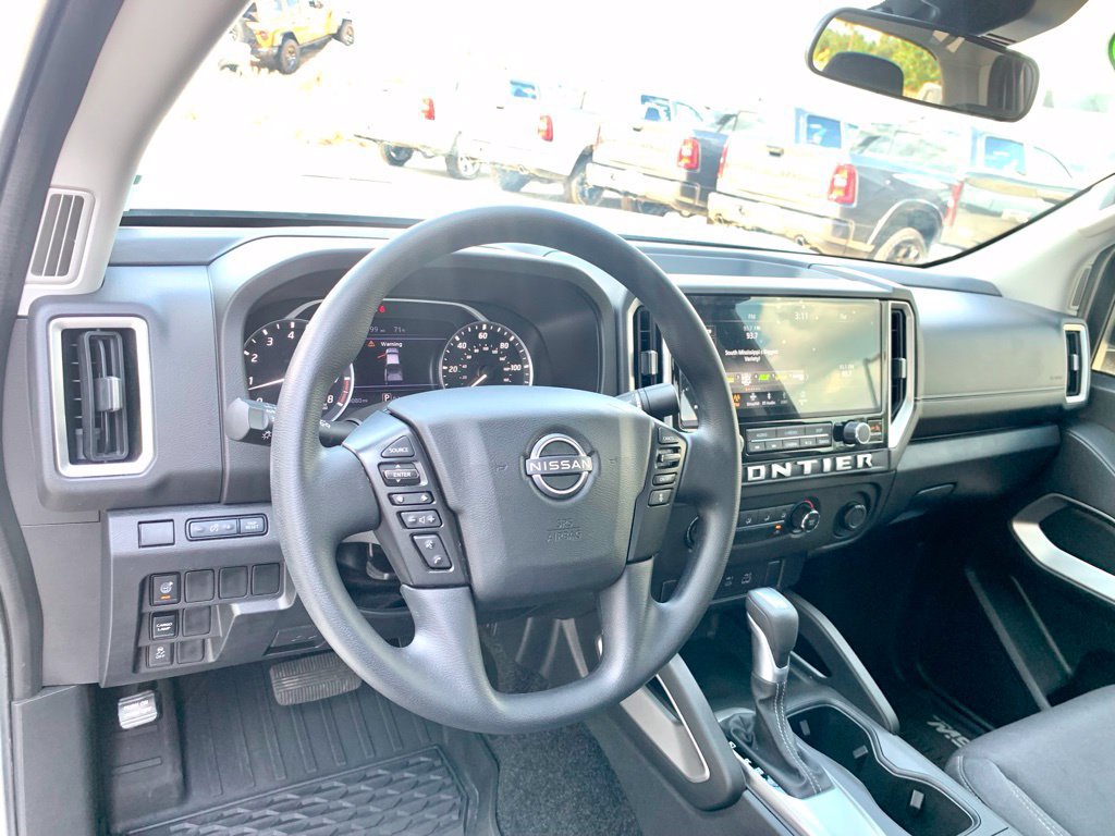 Used 2025 Nissan Frontier SV RWD image 14