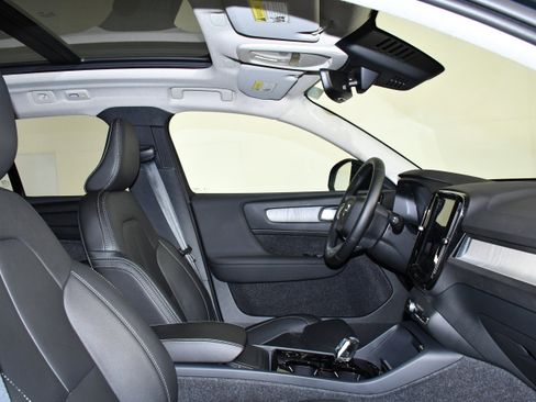 Used 2025 Volvo XC40 B5 Plus image 27