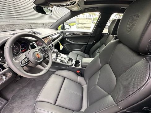 Used 2026 Porsche Macan AWD/4WD image 4