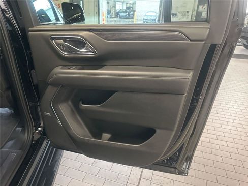 Used 2023 GMC Yukon XL SLT w/ SLT Premium Package AWD/4WD image 14