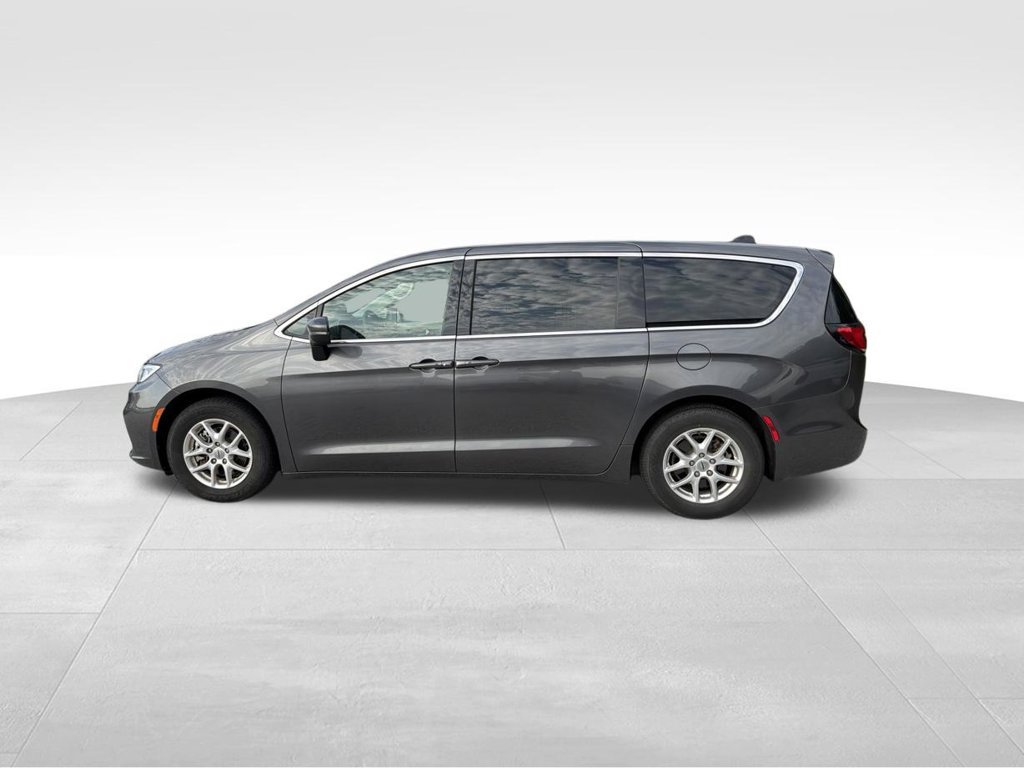 Used 2023 Chrysler Pacifica Touring-L FWD image 7