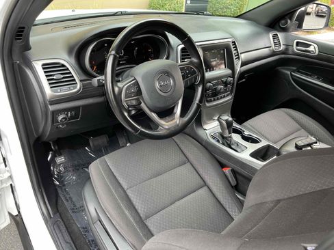 Used 2020 Jeep Grand Cherokee Laredo image 41