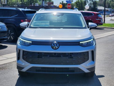 New 2025 Volkswagen Tiguan SE image 9