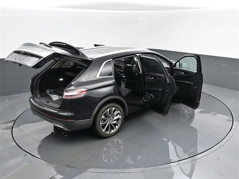 Used 2023 Lincoln Nautilus Reserve w/ Luxury Package image 31