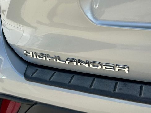 Used 2023 Toyota Highlander LE image 12