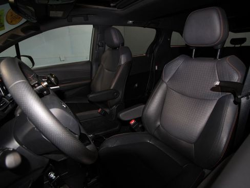 Used 2023 Toyota Sienna XSE image 4