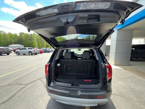 Used 2023 GMC Acadia SLT w/ Technology Package FWD image 12