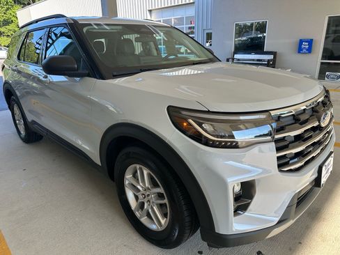 Certified 2026 Ford Explorer Active w/ Active Comfort Package RWD image 8