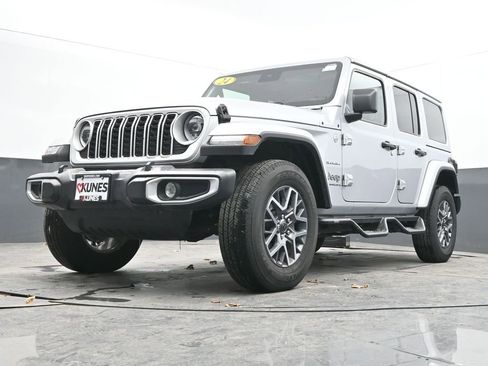 Used 2024 Jeep Wrangler Sahara image 39