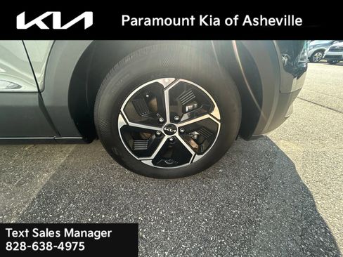 Certified 2025 Kia Niro EX FWD image 3