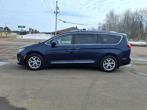 Used 2017 Chrysler Pacifica Touring-L Plus image 2