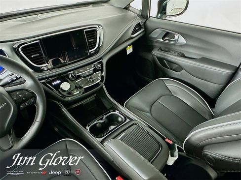 New 2026 Chrysler Pacifica Limited w/ S Appearance Package image 19