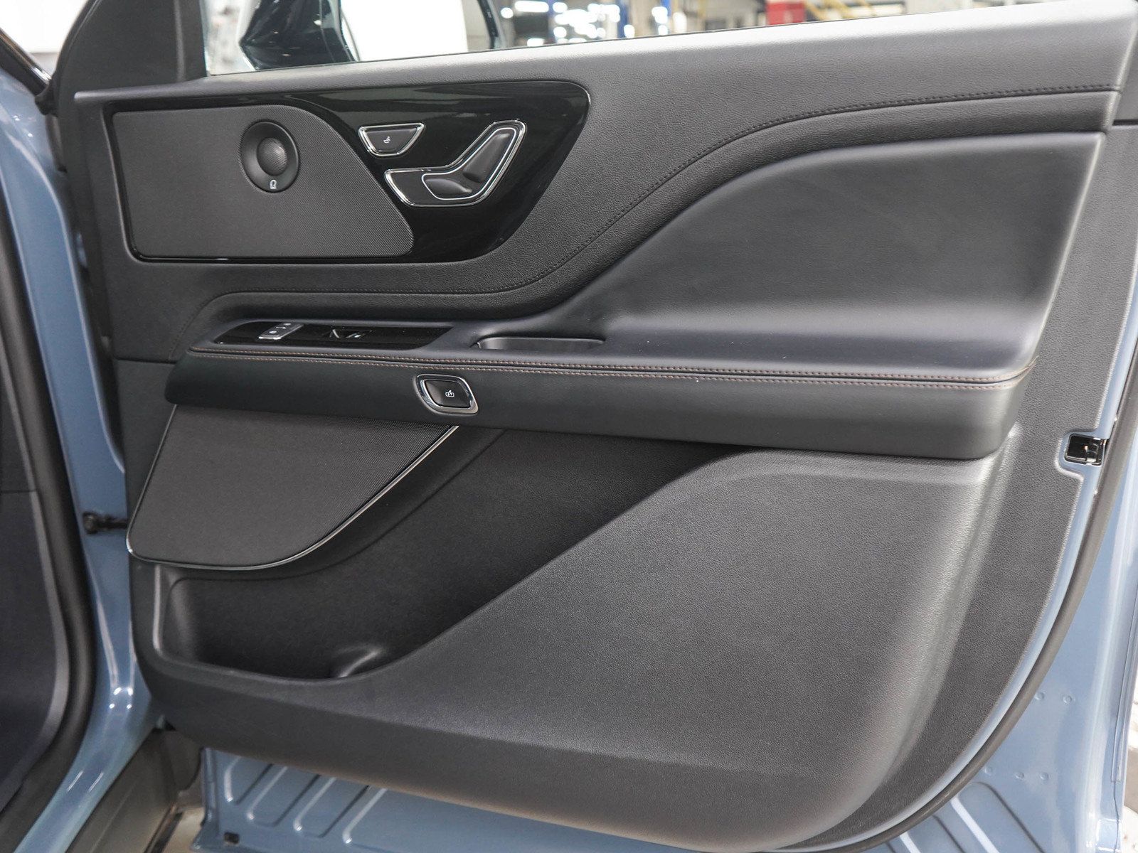 Used 2025 Lincoln Aviator AWD w/ Jet Appearance Package image 10