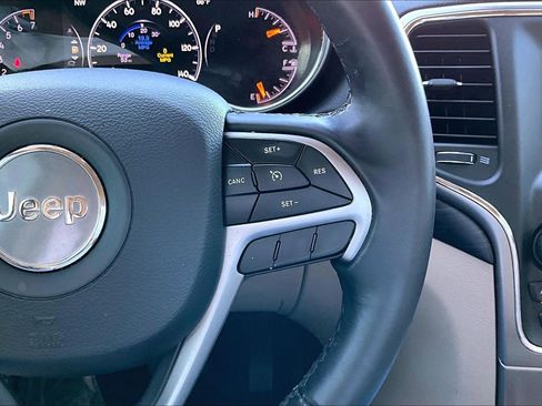 Used 2021 Jeep Grand Cherokee Laredo image 12