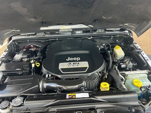 Used 2013 Jeep Wrangler Unlimited Sahara w/ Connectivity Group AWD/4WD image 23
