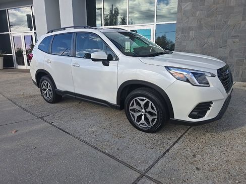 Used 2023 Subaru Forester Premium image 2