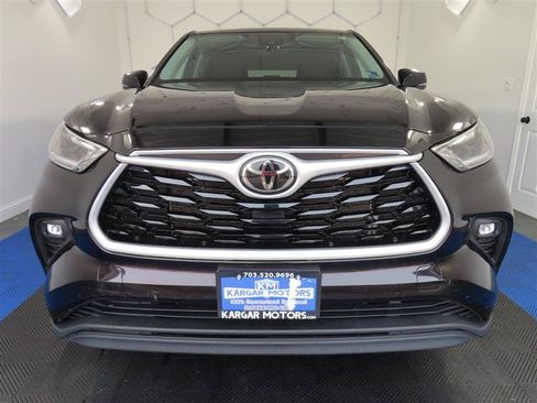 Used 2021 Toyota Highlander LE AWD/4WD image 3