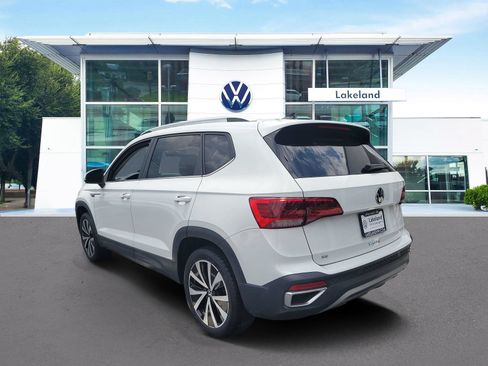 Used 2024 Volkswagen Taos SE w/ Panoramic Sunroof Package FWD image 4
