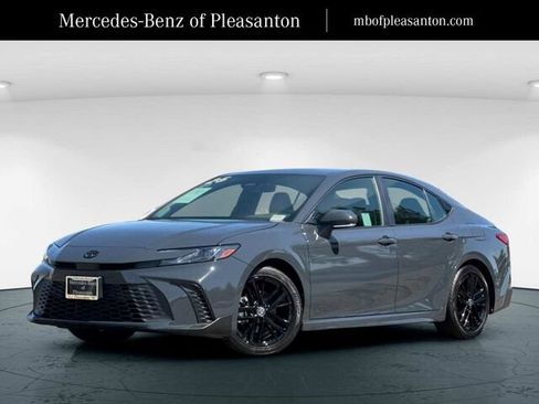 Used 2025 Toyota Camry SE w/ Convenience Package FWD image 1