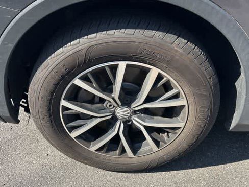 Used 2021 Volkswagen Tiguan SE w/ Panoramic Sunroof Package image 8