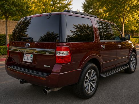 Used 2017 Ford Expedition EL XLT w/ Equipment Group 202A AWD/4WD image 4