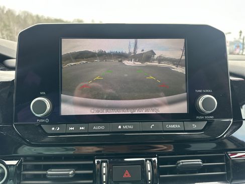 Used 2024 Nissan Pathfinder SV image 14