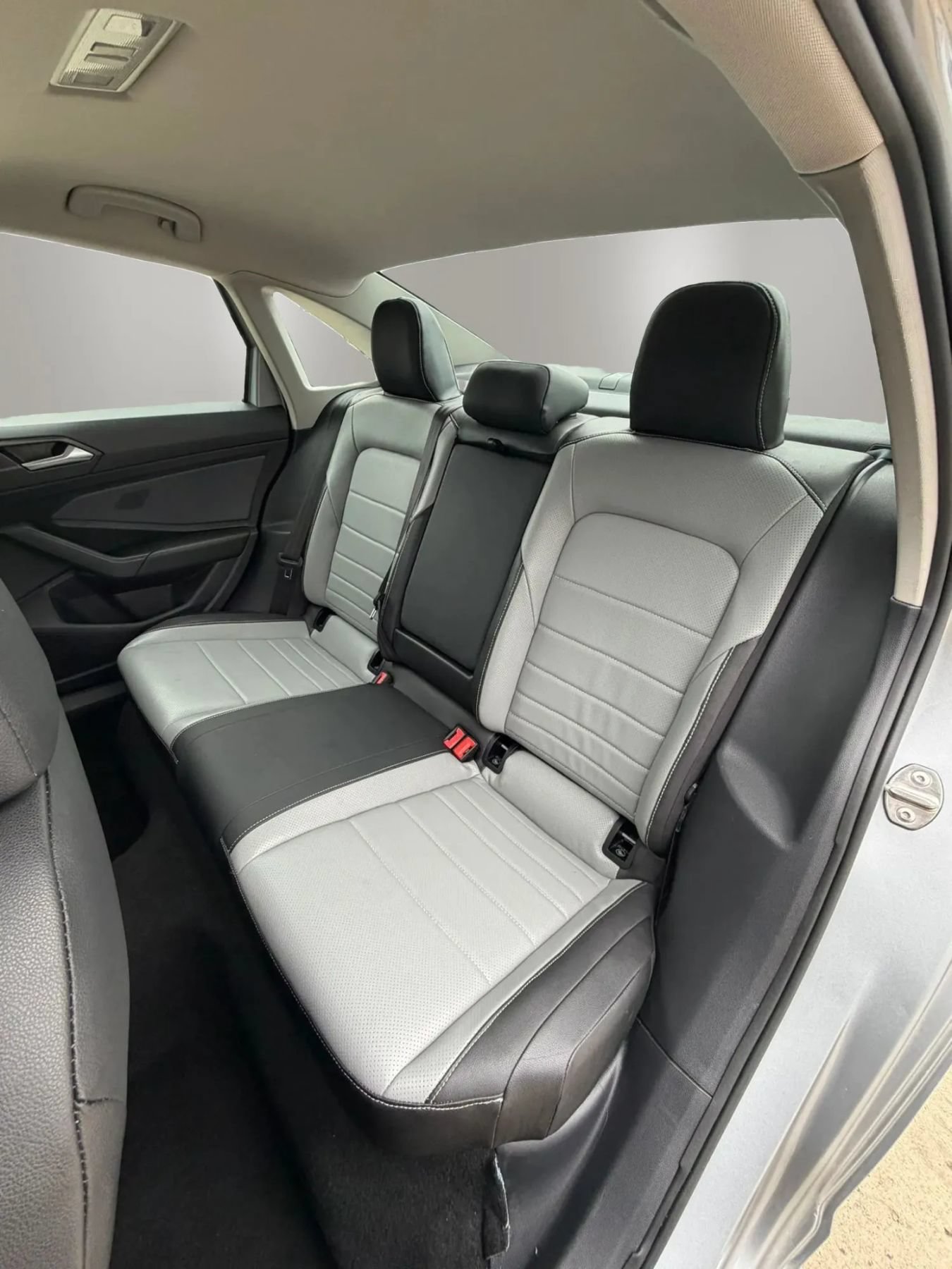 Used 2025 Volkswagen Jetta SE FWD image 13