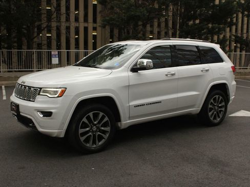 Used 2017 Jeep Grand Cherokee Overland w/ Jeep Active Safety Group AWD/4WD image 12
