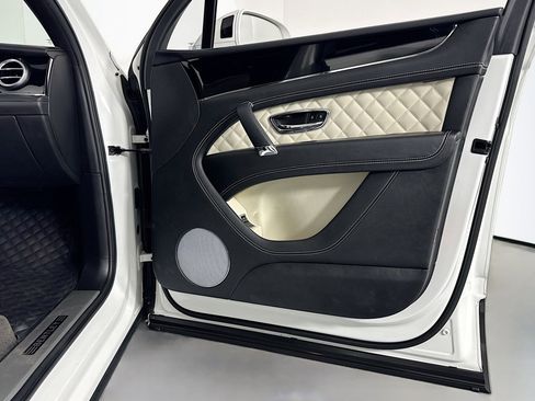 Used 2018 Bentley Bentayga Activity image 25