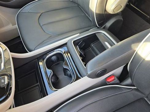 Certified 2021 Chrysler Pacifica Limited image 21