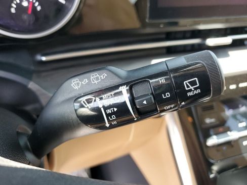 Used 2024 Kia Carnival EX FWD image 23